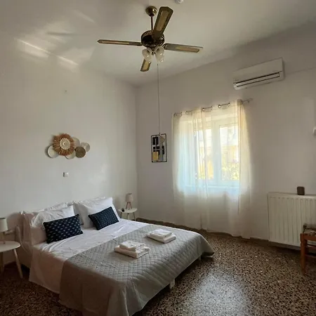 Matina Paros ناوسا